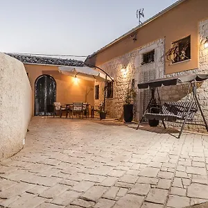 Abbraccio Del Carrubo Scicli